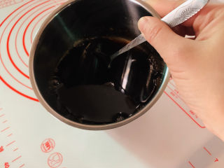 1、红枣红糖馒头,红糖200克，冲入适量开水（宁愿先少些水）化开，放凉，这些红糖水等会都要加到面粉中，根据面粉湿度，到时候可以直接加清水调和；