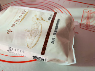 2、红枣红糖馒头,面粉500g,一次可以做中等大的馒头18个左右，买包装好的500g一包，方便；