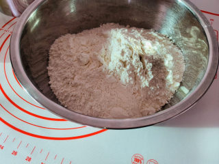 3、红枣红糖馒头,一包500g的面粉全部倒入盆中，如果家里没有其他备用面粉，以防太粘时加入，可以留一点面粉；