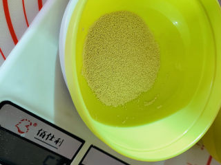 5、红枣红糖馒头,酵母粉称5g,酵母粉易消化，富含蛋白质，不要担心觉得量多哦，酵母粉平时用不完，做好密封，放在冷藏保存，防护酵母的有效活度；