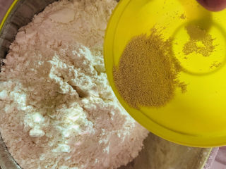 6、红枣红糖馒头,直接将干酵母粉先调入干面粉中；