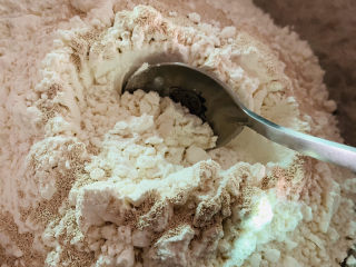 7、红枣红糖馒头,用勺子将酵母粉和面粉搅拌均匀，这会不要用手搅拌，干酵母粉很容易吸附在手上；