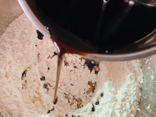 8、红枣红糖馒头,把放凉的红糖水，慢慢倒入面粉中，边调边倒糖水，有干面粉的地方都倒些成絮状，红糖水如果都用完，盆中还有干面粉，再加些清水调和；