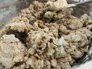 9、红枣红糖馒头,一直将整盆干面粉都调成絮状；