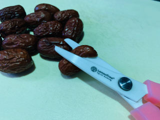 10、红枣红糖馒头,红枣事先洗净，用剪刀剪成颗粒状，去核；