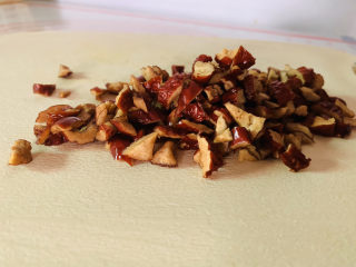 11、红枣红糖馒头,全部剪成颗粒状待用；