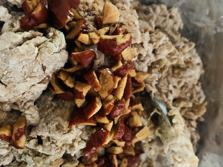 12、红枣红糖馒头,将红枣颗粒加入絮状的面粉中，剩一些等会放成型的馒头表面装饰用；