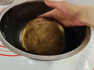 13、红枣红糖馒头,开始用手揉面，刚开始揉觉得有点粘手，多揉一会如果感觉太干，可以再加点清水，面团软些馒头会更蓬松，我比较喜欢吃蓬松的馒头，揉到三面光（手光、盆光、面团光滑），就可以了；