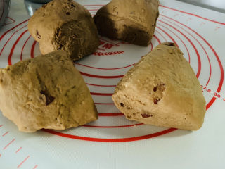 14、红枣红糖馒头,把面团切成四大块，每块搓成比较粗的长条状；