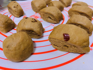 15、红枣红糖馒头,根据自己想吃馒头大小，把搓好的长条切成型，头尾比较不规则的可以重新组合搓成圆型；