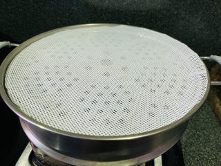 16、红枣红糖馒头,蒸锅铺上垫子防粘，如果没有专门的垫子，铺上一层大的薄纱布也可以；