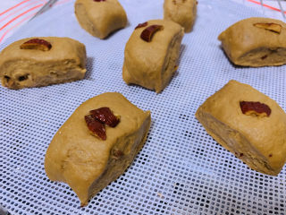 17、红枣红糖馒头,将馒头一定距离隔开放，因为等会会发起来变大，要留空间，我一锅蒸6个，上下两层12个，再蒸一次6个就完成了；