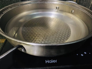 19、红枣红糖馒头,蒸锅水加三分二锅，不要太多，避免蒸的时候浸湿馒头，影响口感，蒸锅水先烧开；