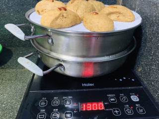 20、红枣红糖馒头,把醒发好的馒头放上蒸锅，醒发的时候直接放垫子上发，可以直接挪到锅里，不要再用手拿发好的馒头，不然又变形，会影响口感；