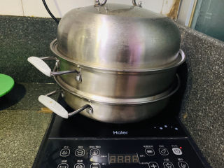 21、红枣红糖馒头,中火，开盖先蒸5分钟，馒头皮先定型，这样锅盖水滴上去不会让皮发硬，盖住锅盖继续蒸，全程蒸20分钟就好了；