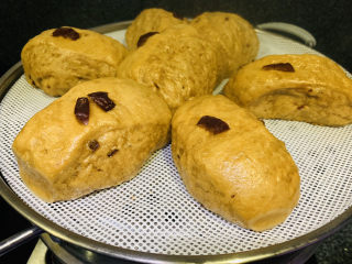 22、红枣红糖馒头,时间到，先关火，焖3分钟，再取出来，馒头不会回缩，蒸的过程就会闻到香味，翻开更香；