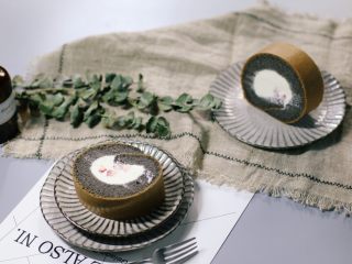 12、黑米戚风蛋糕卷,享受美味吧。