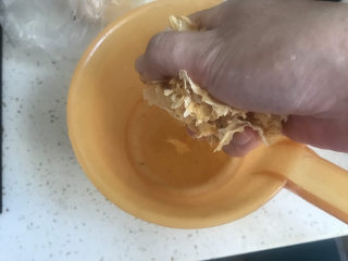 1、紫薯银耳粥,抓一把银耳清洗干净