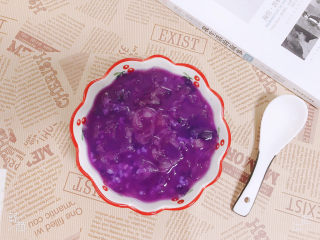 12、紫薯银耳粥,盛入盘中，紫薯银耳粥完后！