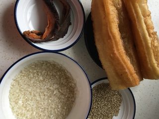 1、红极参藜麦油条粥,准备食材