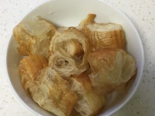 4、红极参藜麦油条粥,油条切小块