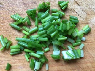 5、红极参藜麦油条粥,葱切段