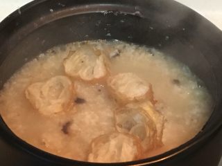 11、红极参藜麦油条粥,关火放入油条搅拌均匀