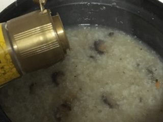 10、红极参藜麦油条粥,加入盐、酱油、香油调味