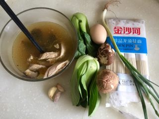 1、来一碗冬日暖食➕香菇小棠菜鸡汤面,食材合照：昨天熬的老母鸡汤热开，盛出一大碗含鸡肉几块，小棠菜（上海青）两颗，鲜香菇两颗，鸡蛋一颗，蒜三瓣，小葱一根，龙须挂面一小把约100g