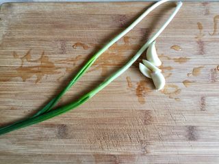 2、来一碗冬日暖食➕香菇小棠菜鸡汤面,小葱择好洗净，蒜剥皮洗净