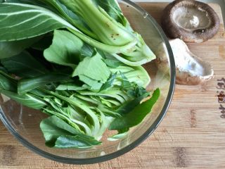 3、来一碗冬日暖食➕香菇小棠菜鸡汤面,小棠菜纵切一分为四，香菇去蒂