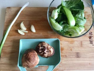 4、来一碗冬日暖食➕香菇小棠菜鸡汤面,小棠菜和香菇清洗干净