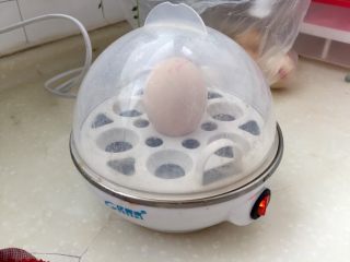 5、来一碗冬日暖食➕香菇小棠菜鸡汤面,用蒸蛋器蒸好鸡蛋