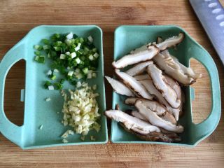 6、来一碗冬日暖食➕香菇小棠菜鸡汤面,香菇切薄片，小葱切末，蒜切蒜蓉