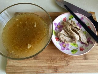 7、来一碗冬日暖食➕香菇小棠菜鸡汤面,鸡汤和鸡胸肉分开，因为我是一起从鸡汤中盛出来的，所以有肉有汤