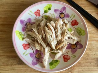 8、来一碗冬日暖食➕香菇小棠菜鸡汤面,戴上一次性手套，将鸡肉撕成鸡丝