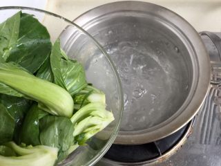 9、来一碗冬日暖食➕香菇小棠菜鸡汤面,坐锅烧水，水开放入一点食用油，少许食盐，可以保持青菜脆嫩