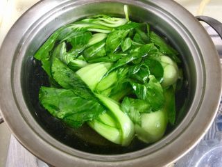 10、来一碗冬日暖食➕香菇小棠菜鸡汤面,放入小棠菜，烫一分钟左右