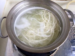 12、来一碗冬日暖食➕香菇小棠菜鸡汤面,直接用烫青菜的水，放入一小把龙须面，中火煮大概两分钟，约七成熟，因为后期我还要放入鸡汤中煮一下，煮太久了面会太烂，大家可以根据自己或家人的口味肠胃来调整煮面时间