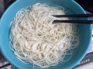 13、来一碗冬日暖食➕香菇小棠菜鸡汤面,碗中放一些凉水，将面捞出，可以使面更筋道也不会粘成一大坨