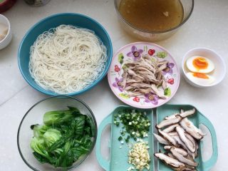 14、来一碗冬日暖食➕香菇小棠菜鸡汤面,煮好的鸡蛋剥壳纵切两半，把全部食材准备好