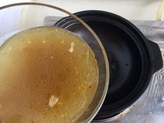 15、来一碗冬日暖食➕香菇小棠菜鸡汤面,取一合适的小锅，砂锅最好，冬天用砂锅盛可以保温