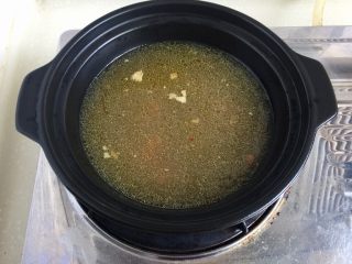 16、来一碗冬日暖食➕香菇小棠菜鸡汤面,将鸡汤煮开，尝下咸淡，如果觉得鸡汤淡，可以加一点食盐调味