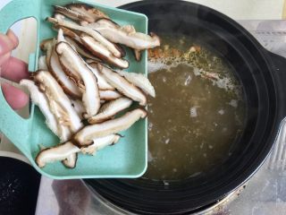 17、来一碗冬日暖食➕香菇小棠菜鸡汤面,放入香菇煮一分钟左右