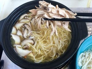19、来一碗冬日暖食➕香菇小棠菜鸡汤面,再把鸡丝放入煮一分钟