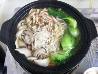 20、来一碗冬日暖食➕香菇小棠菜鸡汤面,烫过的小棠菜也放入，尽量相同的食材都放在一起，摆盘也好看点，????