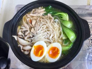 21、来一碗冬日暖食➕香菇小棠菜鸡汤面,再摆入糖心蛋，即可关火