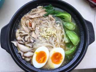 22、来一碗冬日暖食➕香菇小棠菜鸡汤面,撒上少许生蒜蓉，大家不喜欢蒜味的可以省略。这是阿晨湖北老家的习惯，吃面时喜欢放点蒜，嘿嘿