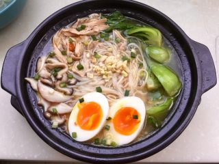 23、来一碗冬日暖食➕香菇小棠菜鸡汤面,再撒上少许葱末，即可