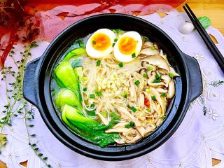 24、来一碗冬日暖食➕香菇小棠菜鸡汤面,糖心蛋实在很像一对眼睛啊，好萌